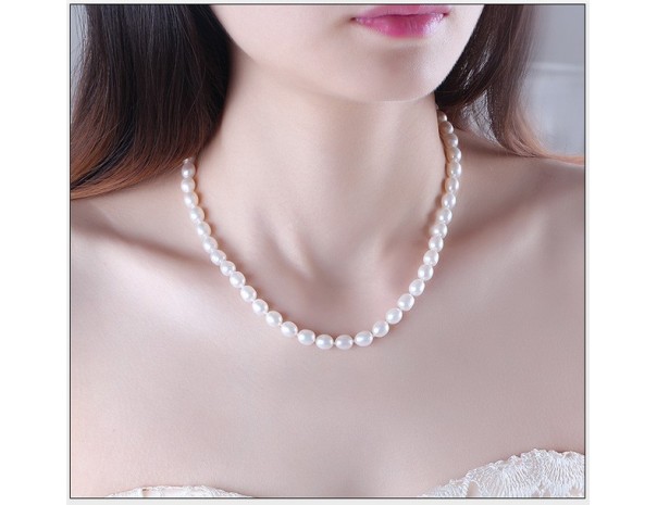 white freshwater cultured pearl necklace